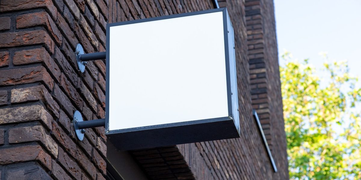 Découvrez_les_avantages_de_l_enseigne_double_face_pour_votre_entreprise